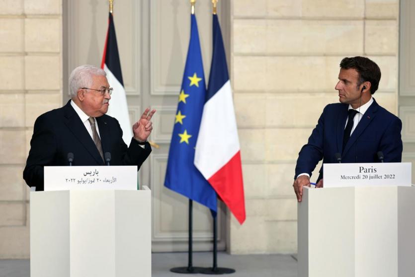 الرئيس محمود عباس والرئيس الفرنسي خلال المؤتمر الصحفي. (تصوير ثائر غنايم)