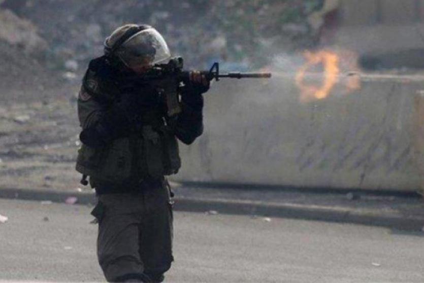 جندي إسرائيلي يطلق الرصاص الحي على الفلسطينيين - أرشيف