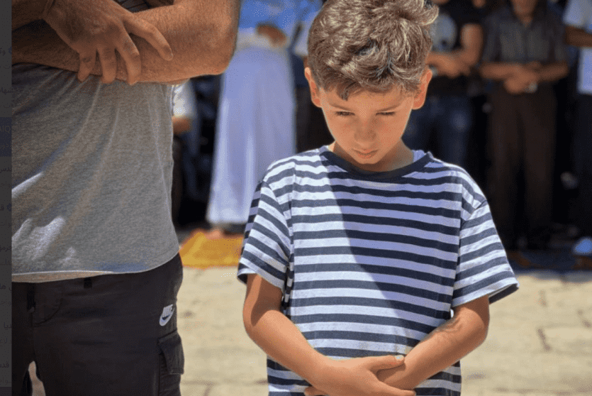 طفل يؤدي صلاة الجمعة في المسجد الأقصى