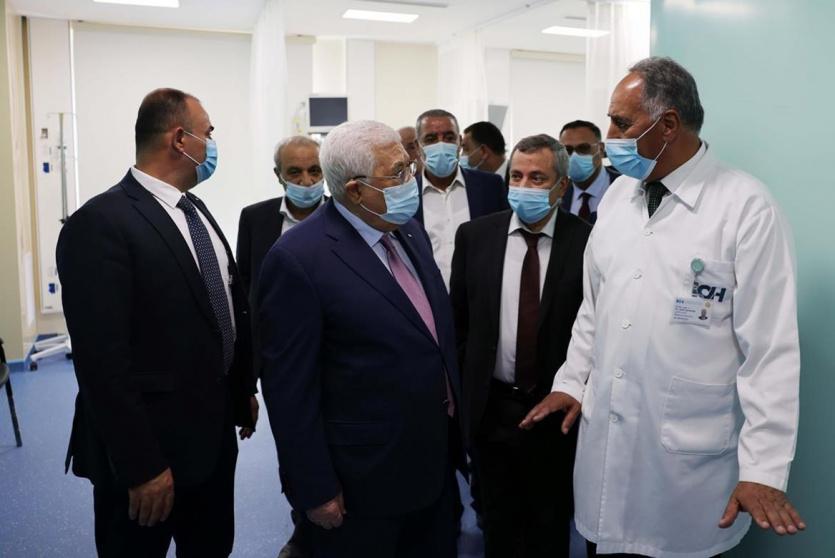 الرئيس محمود عباس خلال افتتاحه قسم العناية المتوسطة في مستشفى الاستشاري العربي (تصوير: ثائر غنايم)