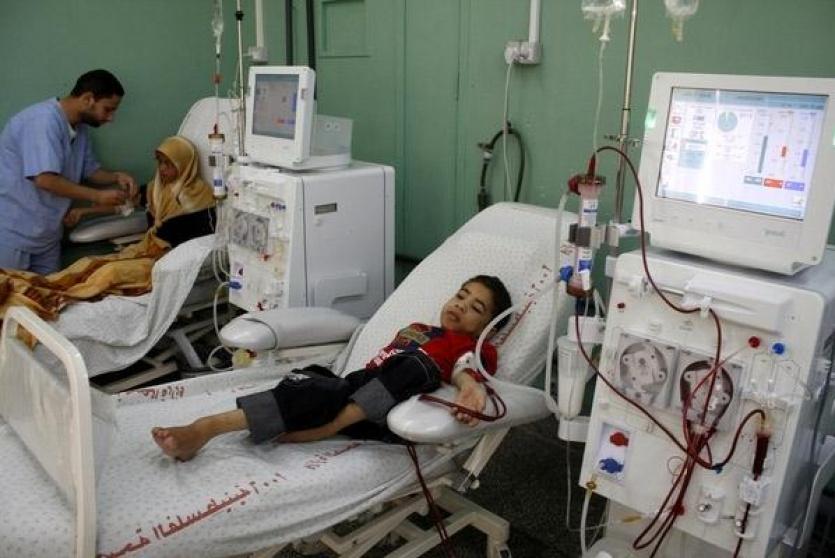طفل مريض يتلقى العلاج في أحد مستشفيات قطاع غزة - أرشيف
