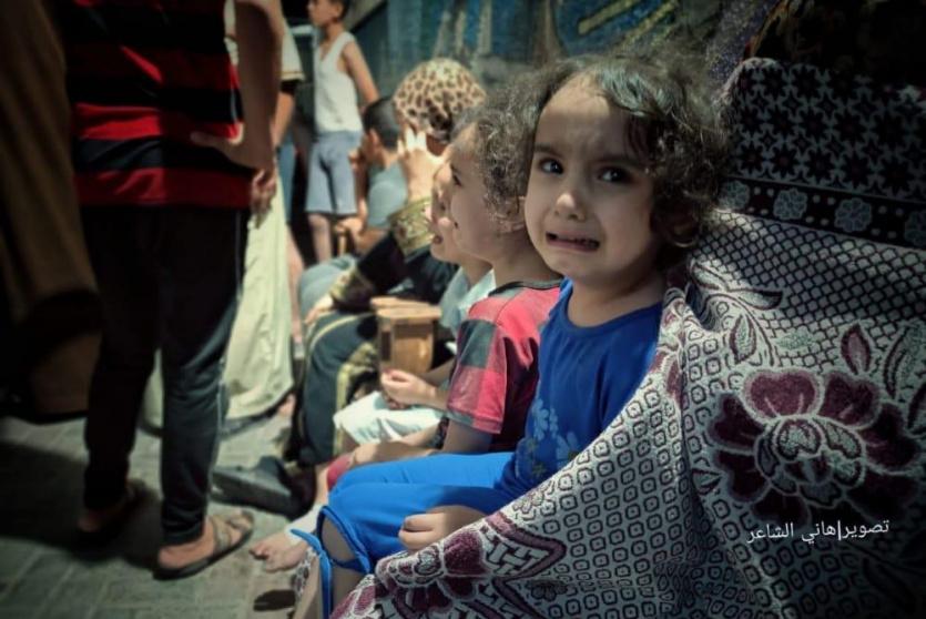 طفلة تبكي خوفا من القصف العنيف على غزة
