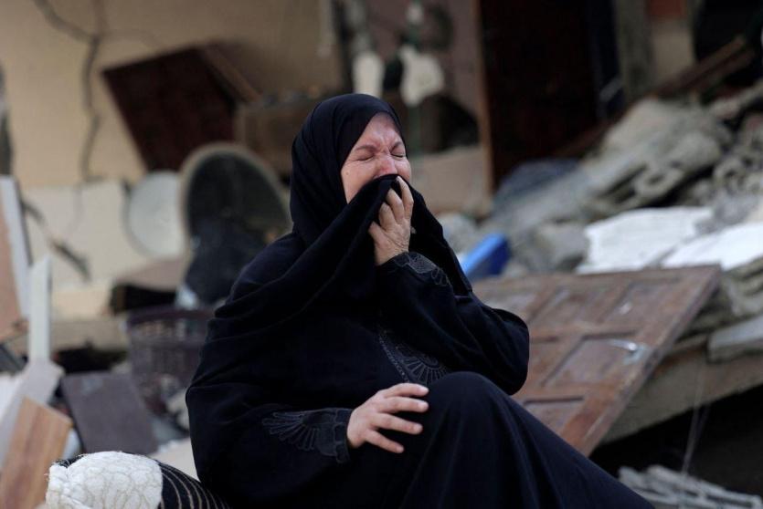 سيدة تبكي فوق أنقاض منزلها المدمر في غزة