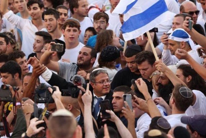 بن غفير وسط أنصاره المتطرفين في القدس المحتلة (Getty Images)