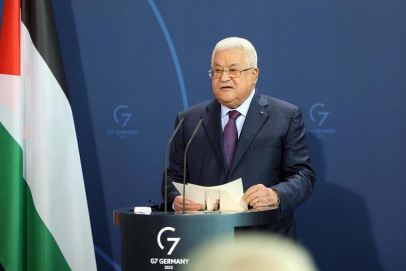 الرئيس عباس في برلين خلال مؤتمرٍ صحفي عقده مع المستشار الألماني 