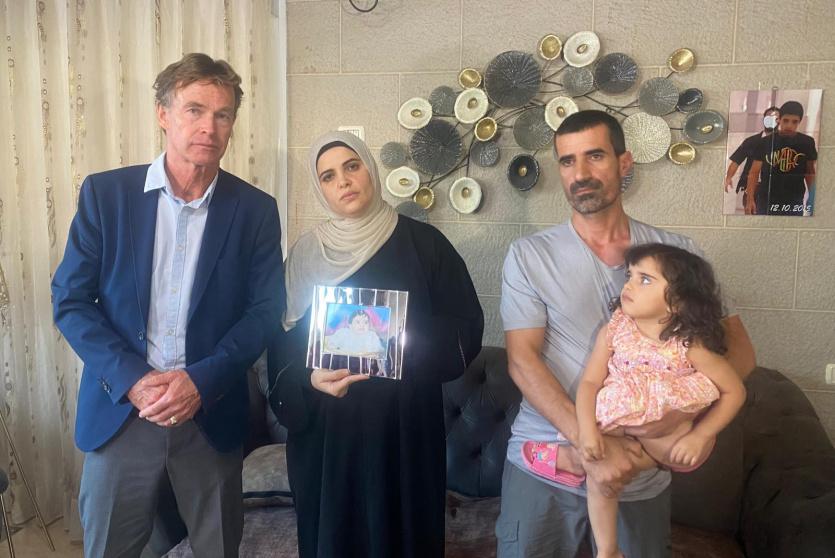  ممثل الاتحاد الأوروبي لدى فلسطين سفن كون فون بورغسدورف في زيارة لعائلة الأسير أحمد مناصرة