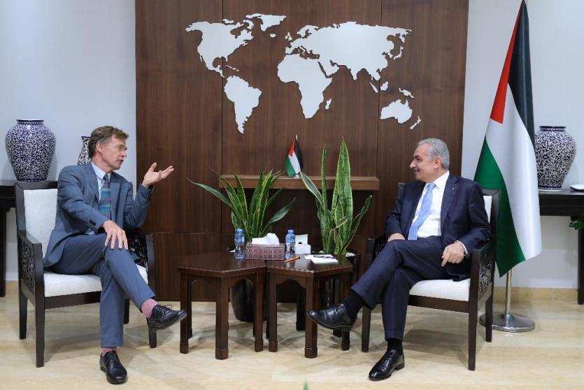 جانب من لقاء رئيس الوزراء بممثل الاتحاد الأوروبي لدى دولة فلسطين سفين كون فون بورغسدورف