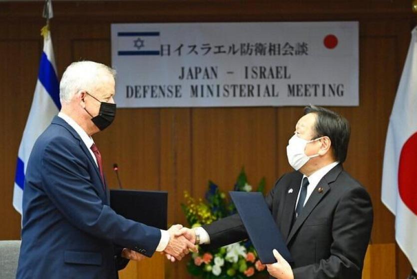 جانب من توقيع  اتفاقية لتعزيز التعاون في المعدات والتكنولوجيا العسكرية بين إسرائيل واليابان