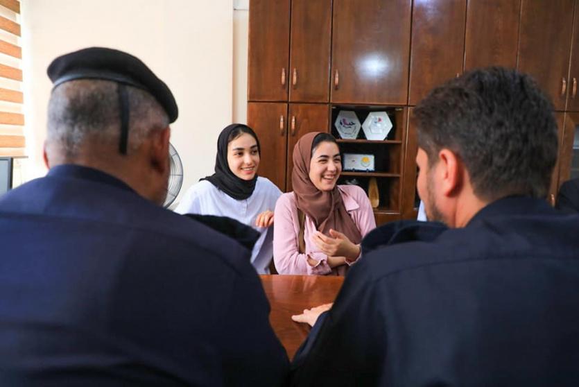 صورة للفتاتين مع الشرطة المجتمعية بغزة