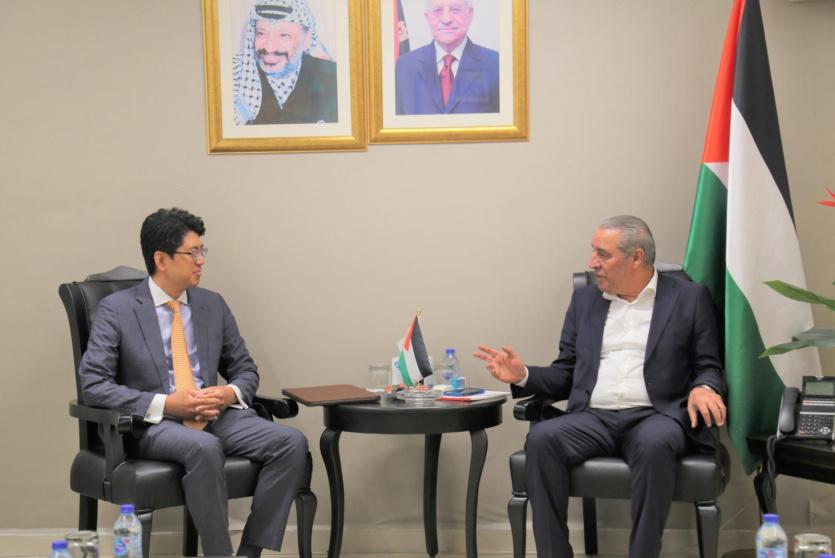  الشيخ يبحث مع ممثل كوريا الجنوبية لدى فلسطين آخر المستجدات والتعاون المشترك 