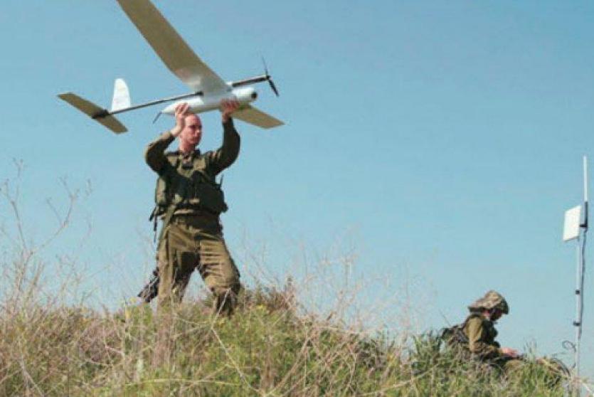 طائرة مسيرة بيد جندي إسرائيلي