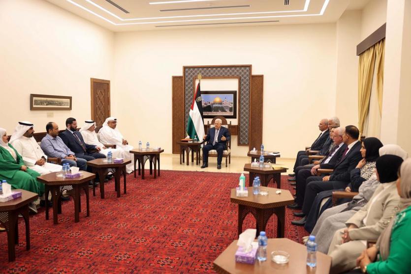 الرئيس محمود عباس يستقبل الوفد الكويتي المكلف بالتعاقد مع معلمين فلسطينيين