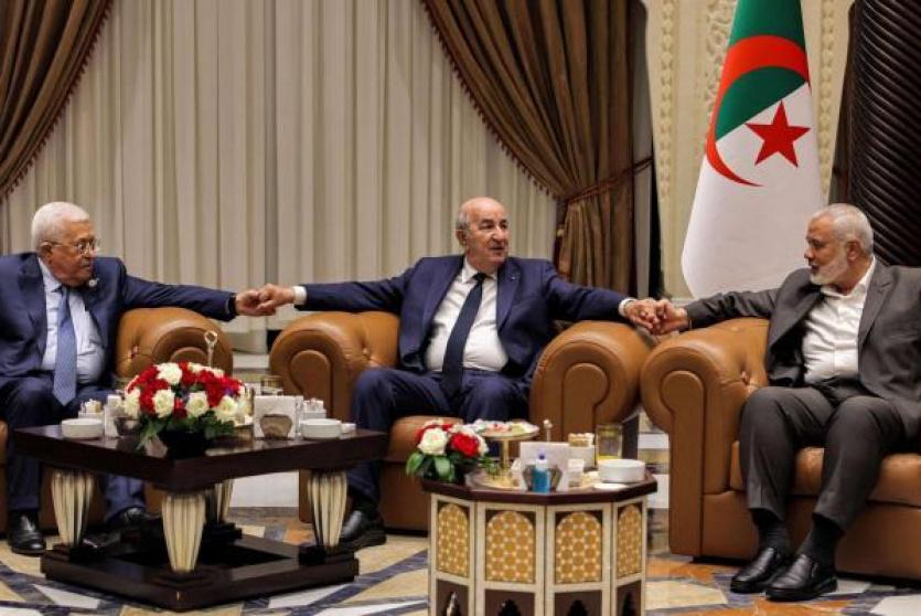 لقاء سابق يجمع الرئيس الجزائري بالرئيس محمود عباس ورئيس حركة حماس إسماعيل هنية