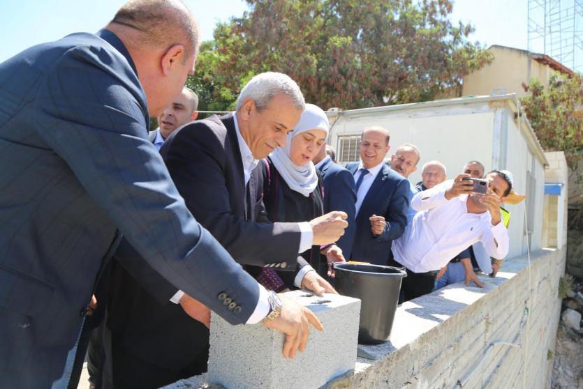 جانب من وضع حجر الأساس لقسم الكلى في مشفى درويش نزال الحكومي 