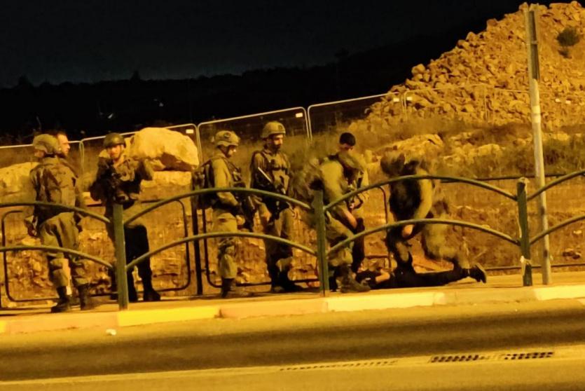 قوة إسرائيلية تعتقل شاب بزعم محاولته تنفيذ عملية طعن على حاجز حوارة بنابلس.