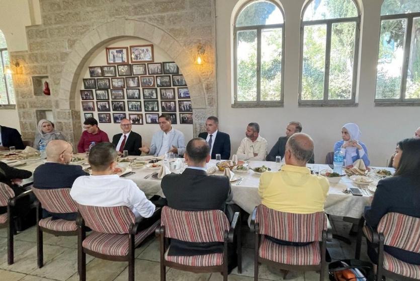 خلال اجتماع يضم فريق بورصة فلسطين 