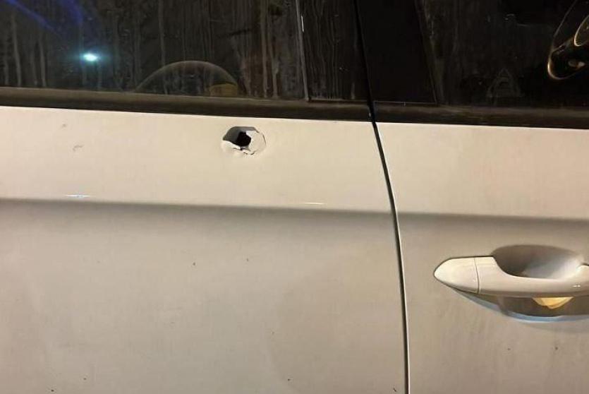 سيارة المستوطن التي تم استهدافها بإطلاق نار فجر اليوم