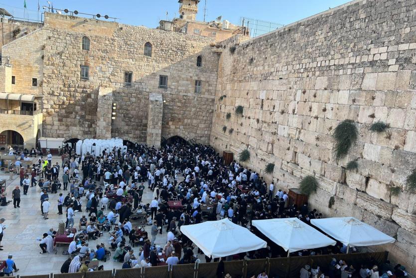 آلاف من اليهود في ساحة البراق