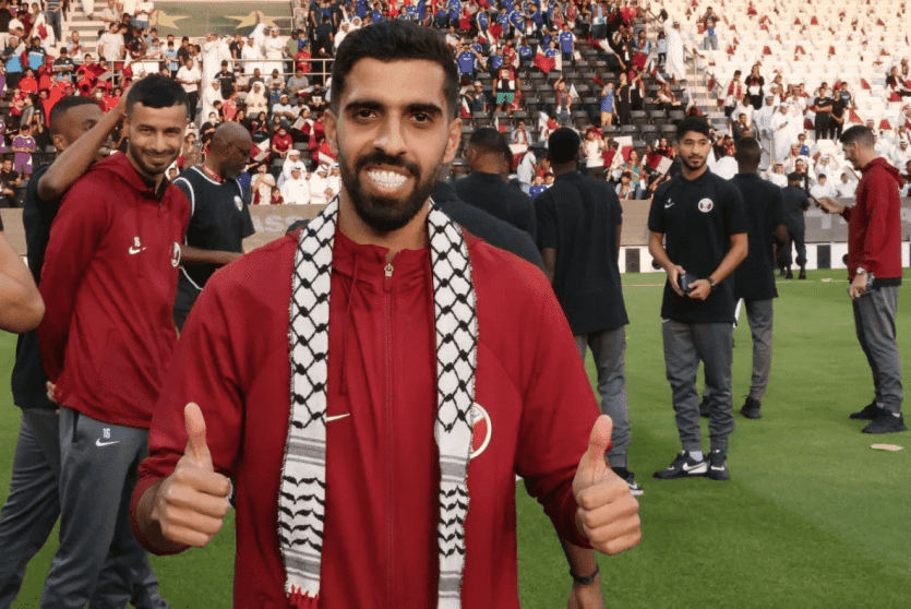 كابتن منتخب قطر حسن الهيدوس خلال توشحه الكوفية الفلسطينية