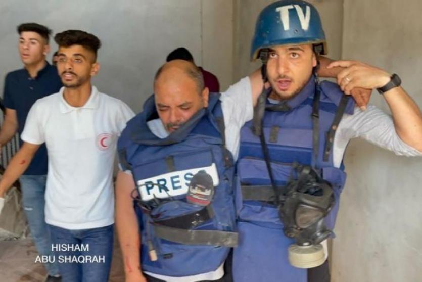 إصابة مراسل تلفزيون فلسطين خلال تغطية جريمة الاحتلال شرق نابلس 