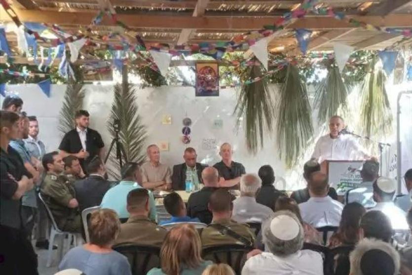 لقاء جمع بعض رجال الأعمال ورؤساء مجالس قرى محلية فلسطينية بقادة مستوطنات بحضور وزير حرب الاحتلال بيني غانتس