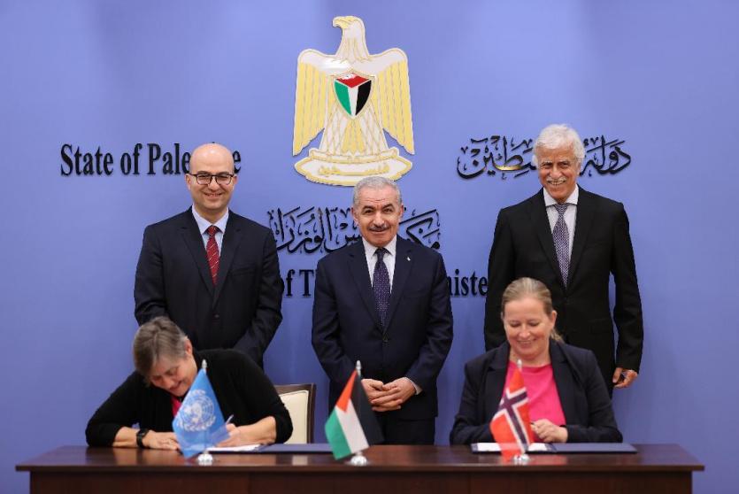 ممثلة النرويج وممثلة برنامج الأمم المتحدة الإنمائي لدى فلسطين خلال توقيع الاتفاقية برعاية وحضور رئيس الوزراء محمد اشتية