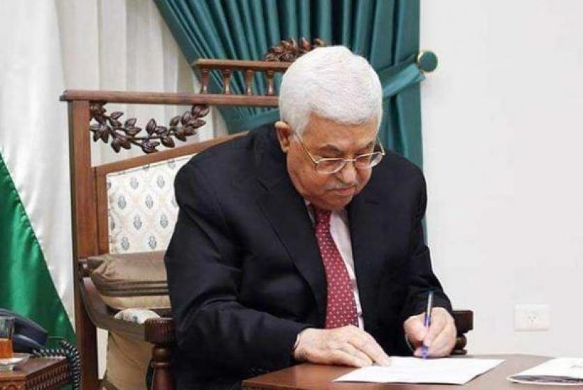 الرئيس محمود عباس يوقع على مرسوم رئاسي - أرشيف
