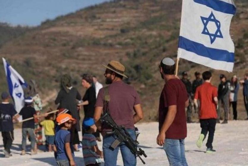 مستوطنون إسرائيليون يحملون السلاح - أرشيف