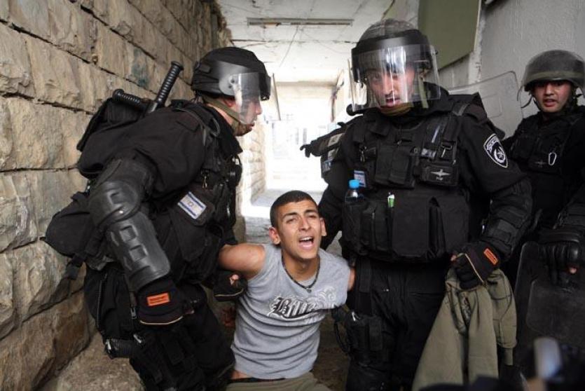 قوات الاحتلال تعتقل طفلا فلسطينيا - أرشيف