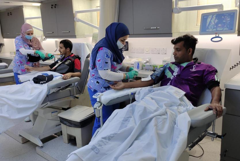 فريق متطوعي كأس العالم قطر 2022 يشارك في حملة للتبرع بالدم قبيل انطلاق البطولة