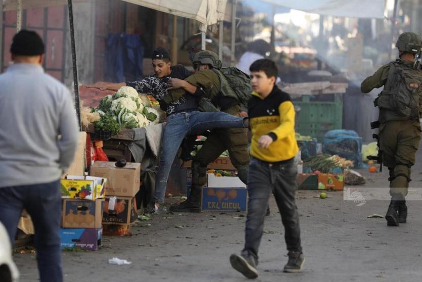 جانب من اعتداءات قوات الاحتلال في الخليل