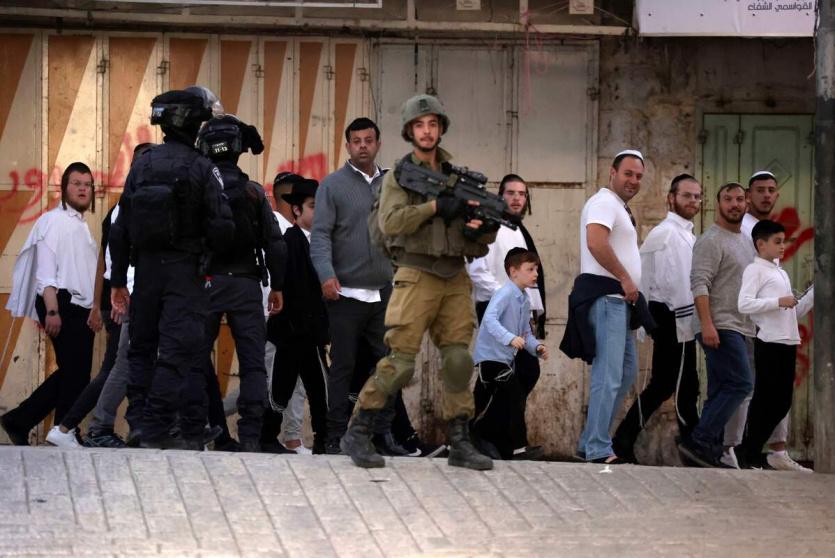 مستوطنين يعتدون على الفلسطينيين بحماية من قوات الاحتلال - أرشيف