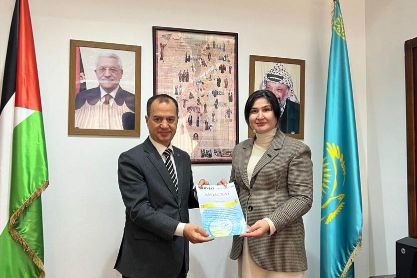كزاخستان تكرم السفير الفلسطيني منتصر أبو زيد