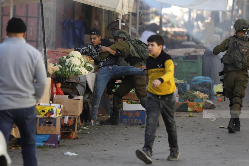 قوات الاحتلال تعتقل طفل فلسطيني - أرشيف