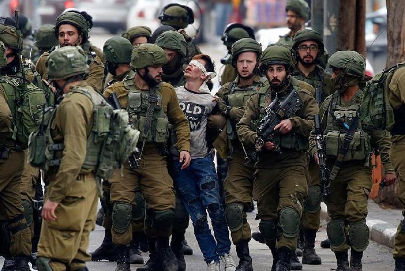 قوات كبيرة من الجيش الإسرائيلي تعتقل طفلا فلسطينيا - أرشيف