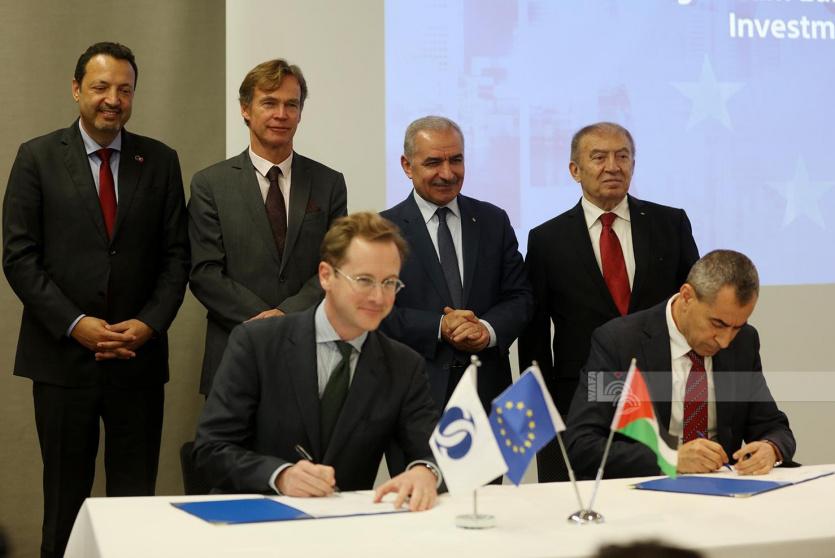 جانب من توقيع عدة اتفاقيات اقتصادية بين مؤسسات وطنية واوروبية (عدسة: حذيفة سرور/ وفا)