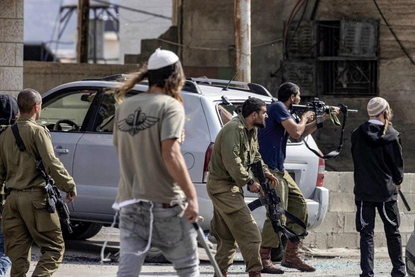 مستوطنون يعربدون في بلدة حوارة بحماية قوات الاحتلال الإسرائيلي (تصوير: أ ف ب)