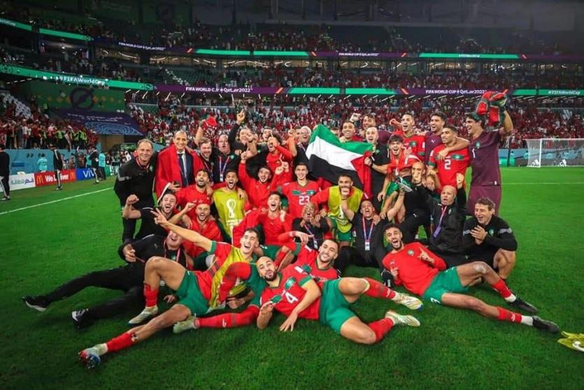 لاعبو منتخب المغرب يحتفلون بفوزهم وعلم فلسطين يتوسطهم