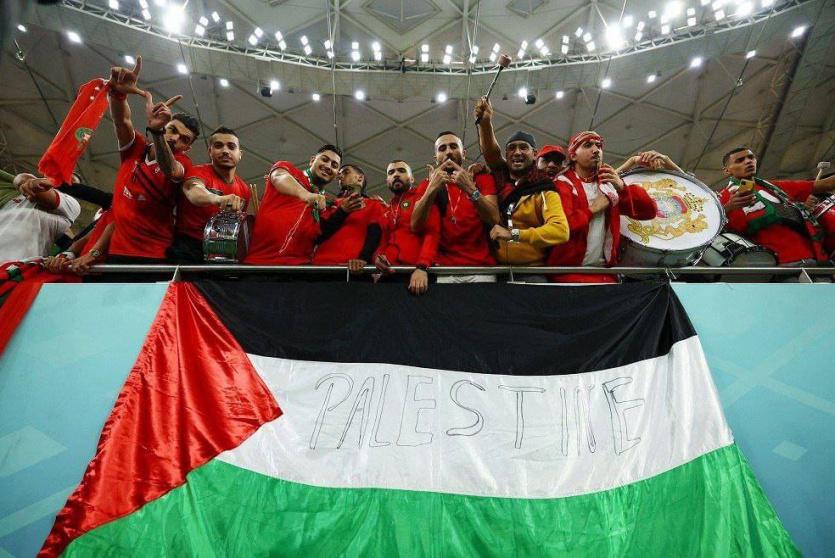 جمهور المغرب يرفع علم فلسطين