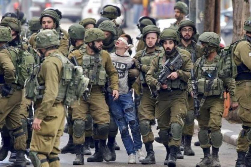 قوة إسرائيلية كاملة تعتقل طفلاً فلسطيني في الضفة الغربية - أرشيف