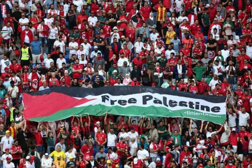 رفع العلم الفلسطيني في مدرجات كأس العالم بقطر