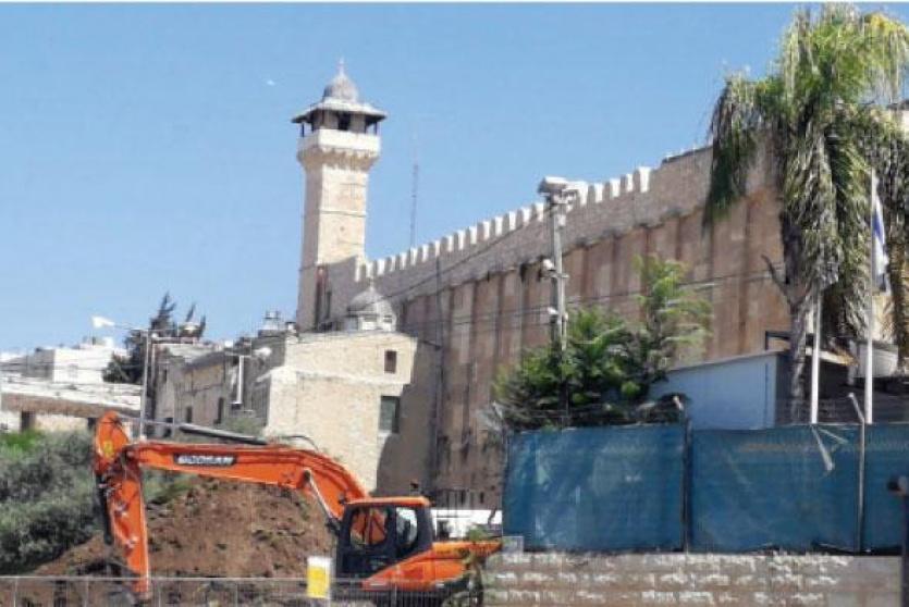  بناء المصعد الكهربائي التهويدي في المسجد الإبراهيمي 
