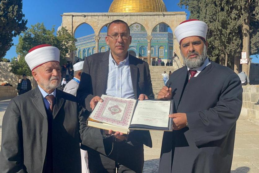 وزير المجاهدين الجزائري يهدي نسخة من المصحف الشريف إلى المسجد الأقصى