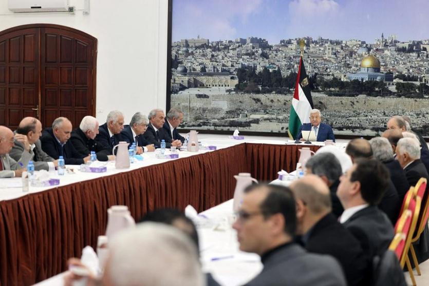 الرئيس عباس أثناء الاجتماع