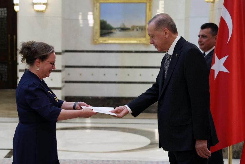 أردوغان يتسلم أوراق السفيرة