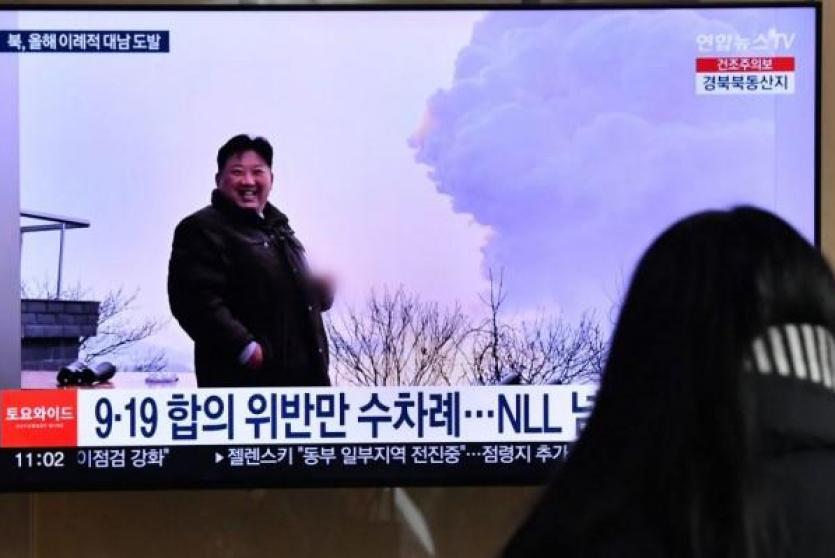 الزعيم الكوري الشمالي لحظة اطلاق الصواريخ