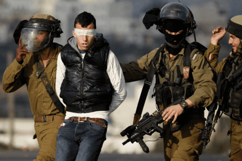 قوات الاحتلال تعتقل شابا فلسطينيا - أرشيف