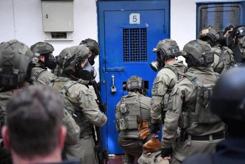 قوات القمع الإسرائيلية تقتحم أقسام السجون - أرشيف
