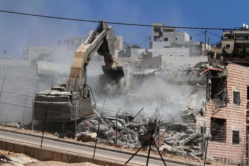 آليات الاحتلال تهدم منزلاً في القدس المحتلة - أرشيف