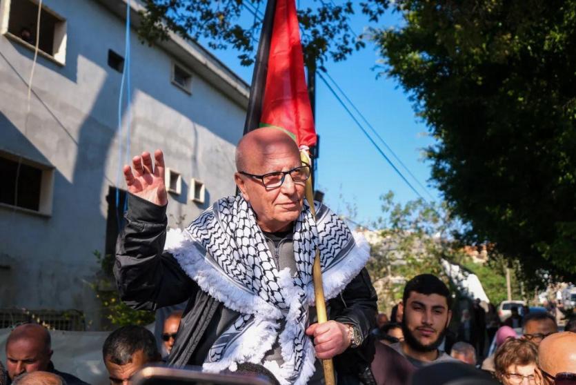 كريم يونس يتنسم الحرية حاملا علم فلسطين